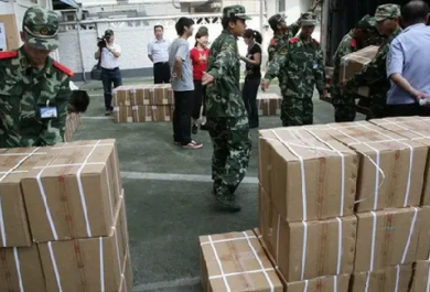 成捆高考试卷太重，印刷厂职工使用手动液压秋葵视频在线观看更省力