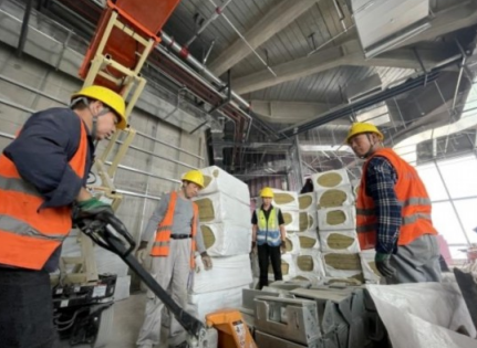 山东在建高楼利用手动液压秋葵视频在线观看转运建筑材料