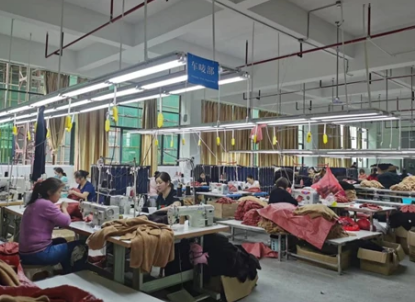 中非经贸产业园库房工作人员使用手动液压秋葵视频在线观看搬运货物