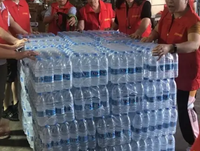 手动液压秋葵视频在线观看搬运食品等物资，保障洪灾村民正常生活