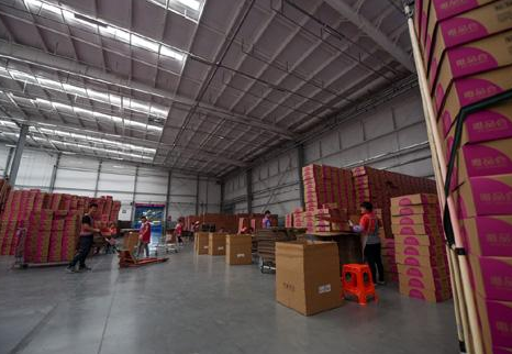 福建食品厂用手动秋葵视频在线观看搬运货物